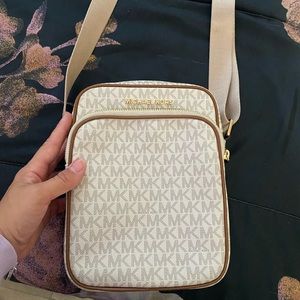 MICHAEL KORS CROSS BODY BAG!